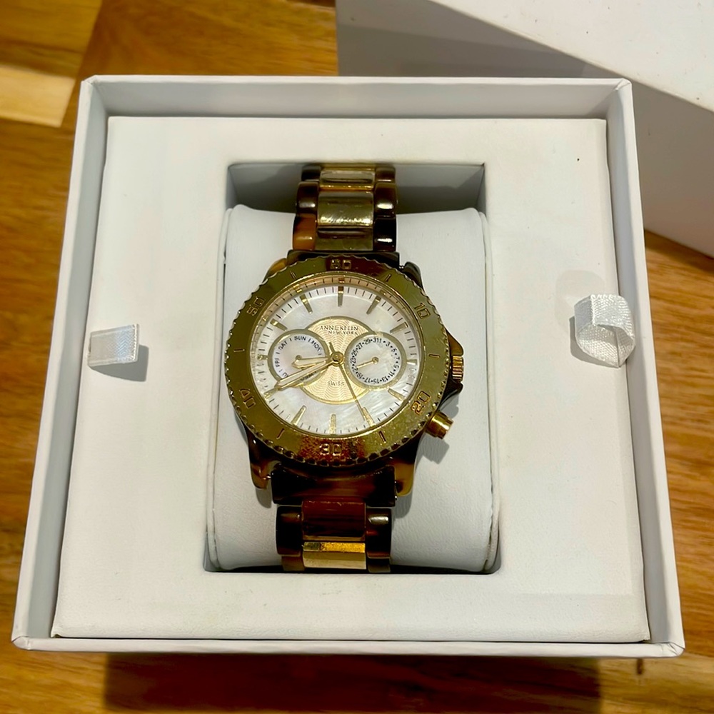 Anne Klein Brown and tan print with gold wrap around